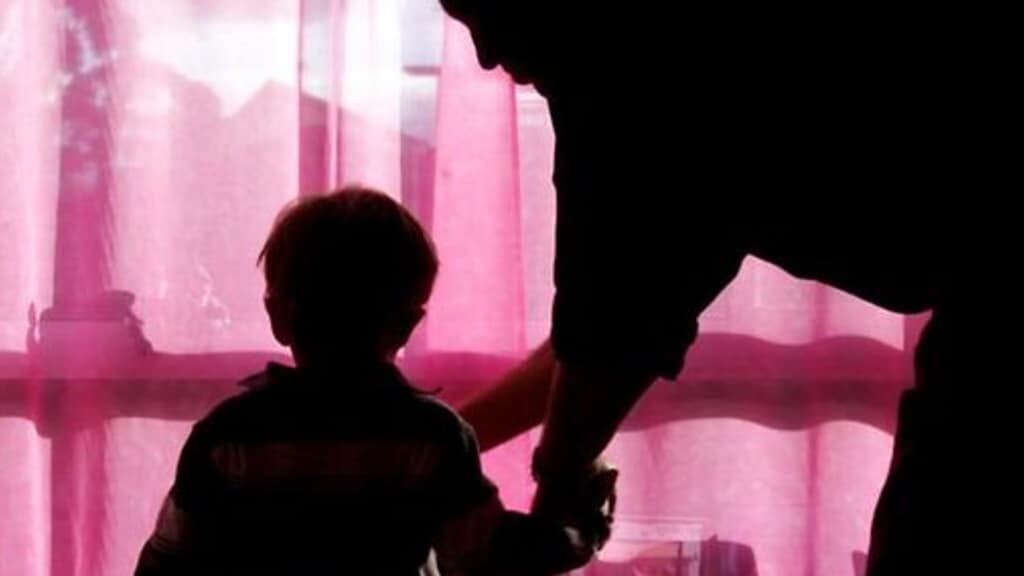 Man (24) uit Schagen vast om kindermisbruik: oppas bij zeker 11 gezinnen