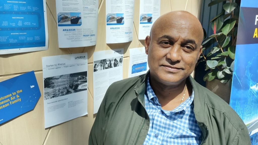 Amanuel Kidane bekijkt vacatures in de logistiek.