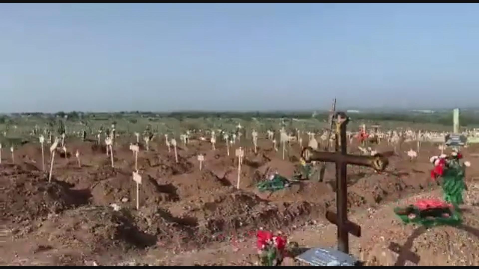 Nieuwe beelden: straten Marioepol zijn geïmproviseerde begraafplaats