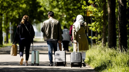 Rode Kruis plaatst tenten voor asielzoekers op terrein Ter Apel