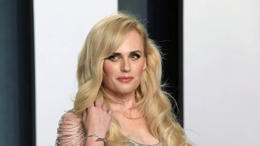 Rebel Wilson hint op Britse royal die haar uitnodigde voor orgiefeest vol drugs