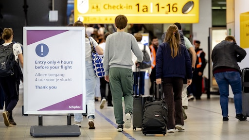 'Schiphol gaat deze zomer definitief tientallen vluchten per dag schrappen'