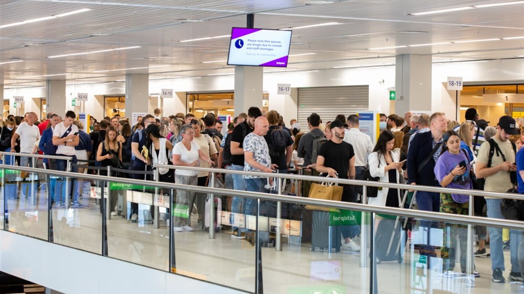 KLM moet in juli dagelijks zo'n 7000 stoelen schrappen vanaf Schiphol