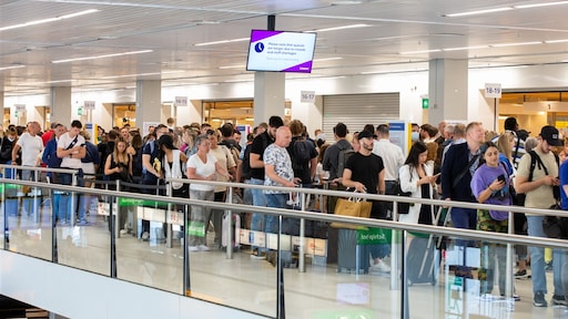 KLM moet in juli dagelijks zo'n 7000 stoelen schrappen vanaf Schiphol