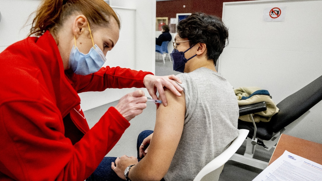 Onderzoek RIVM: met of zonder vaccinatie net zo vaak long covid-klachten