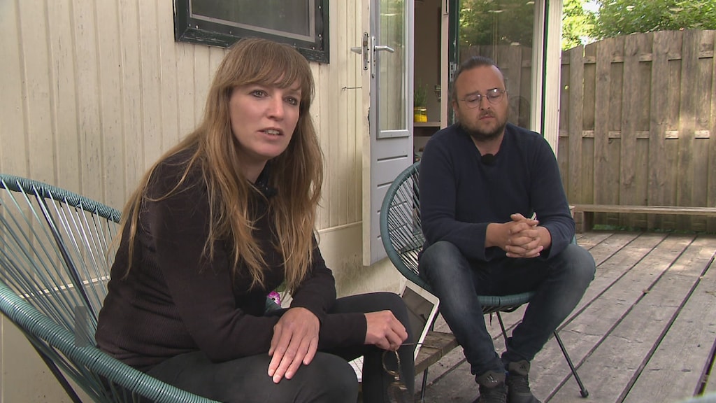 Tanja Tamina, die een huisje heeft op camping Meerzicht in Matsloot, met haar partner Eric.