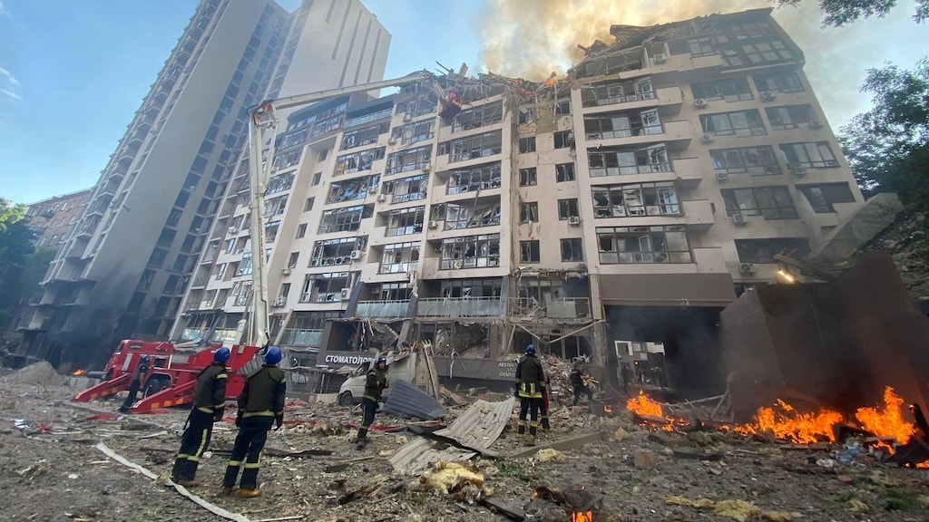 Kiev getroffen door kruisraketten, reddingswerkers in actie