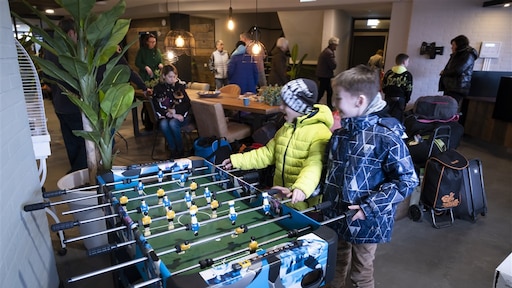 Gastgezinnen brengen Oekraïense vluchtelingen naar opvang vanwege vakantie