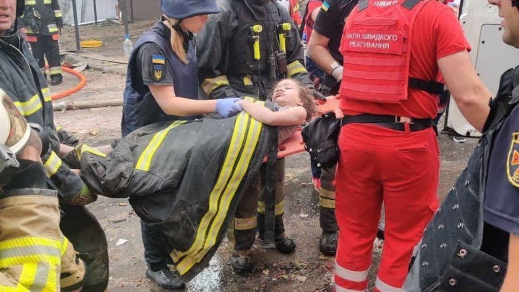 Minimaal vijf gewonden na raketaanval Kiev, meisje (7) gered