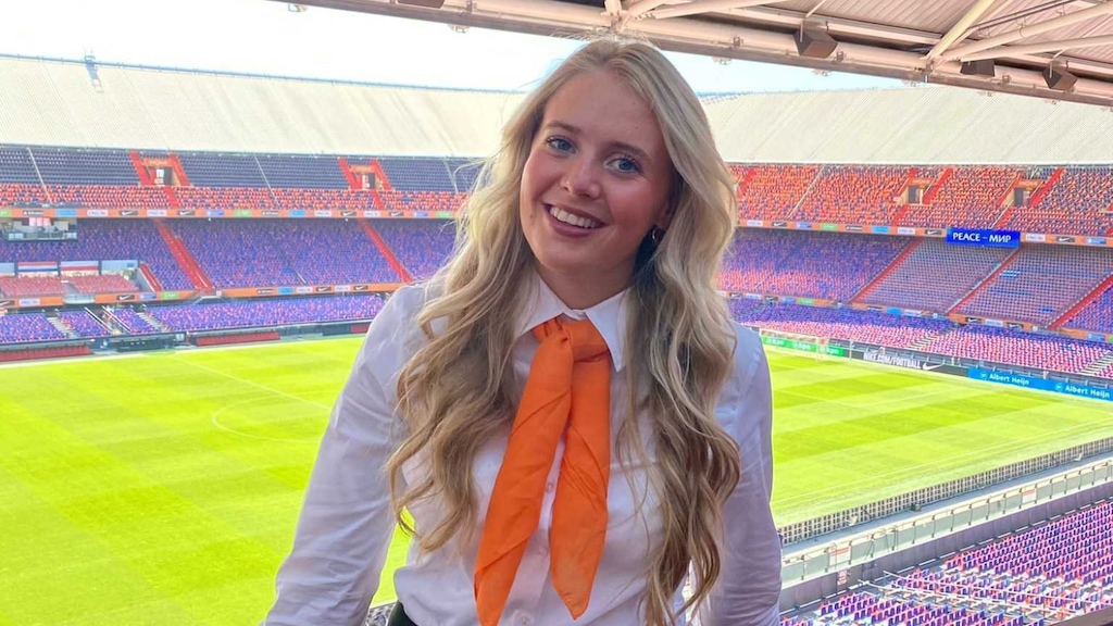 Kim Zoontjes (18) heeft een bijbaan als hostess in de Kuip