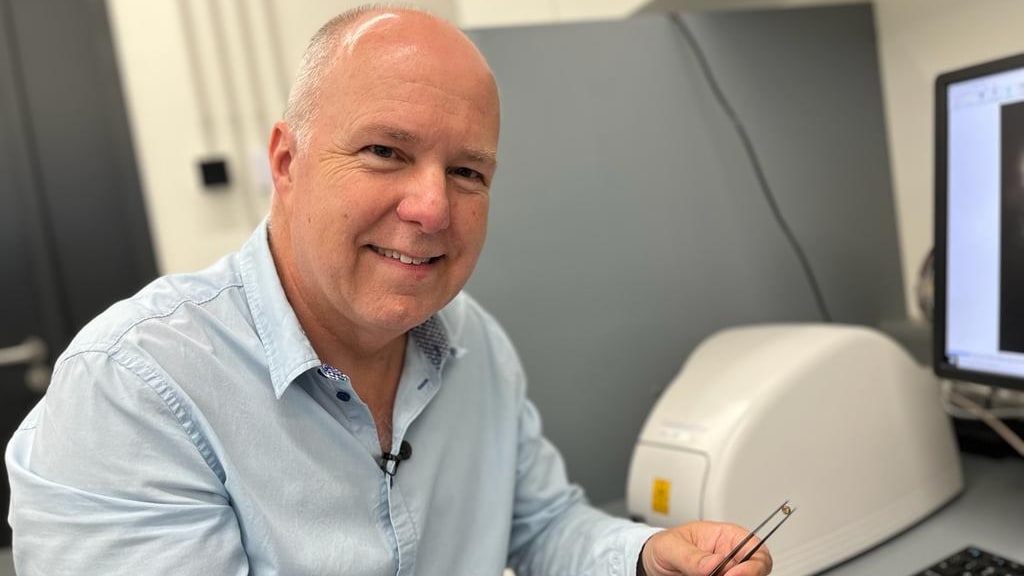 Hanco Zwaan van het Nederlands Edelsteen Laboratorium