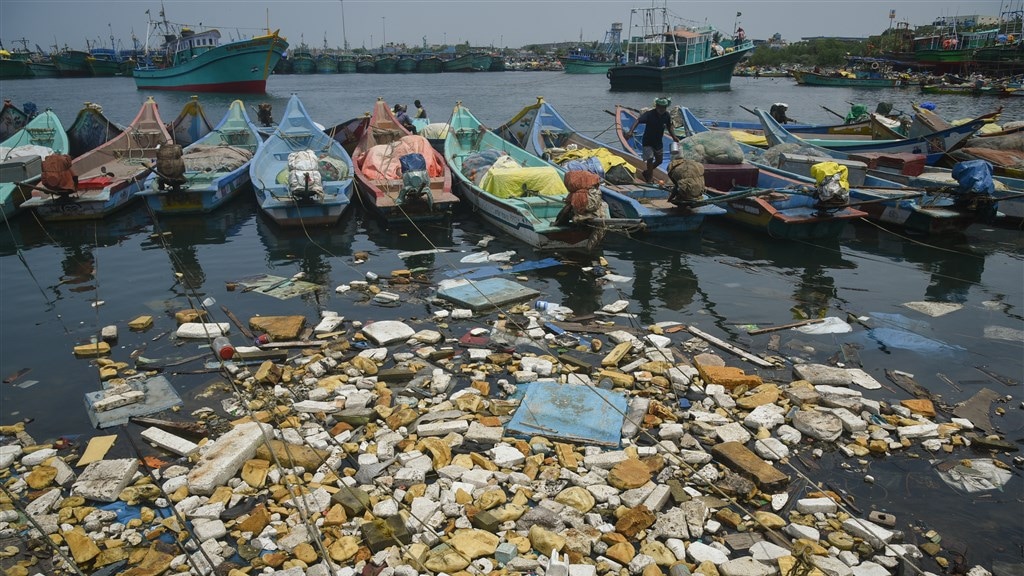 Veel van het plastic afval komt in rivieren en zeeën terecht.