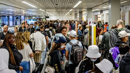 Schiphol grijpt in augustus minder drastisch in en verlaagt aantal passagiers met 1000 per dag