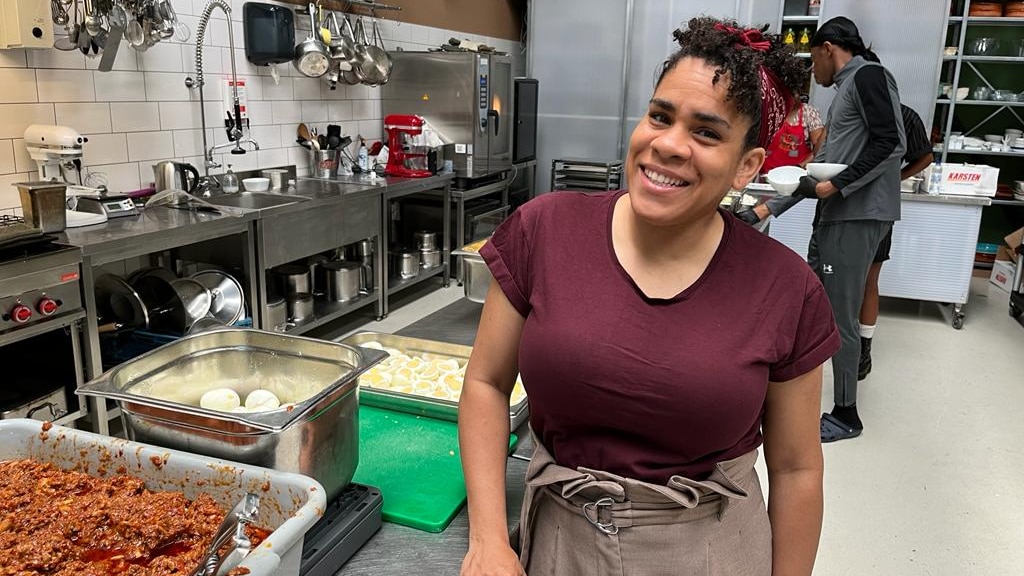 Ayra deelt Surinaams eten uit op Keti Koti: 'Leren over het slavernijverleden'