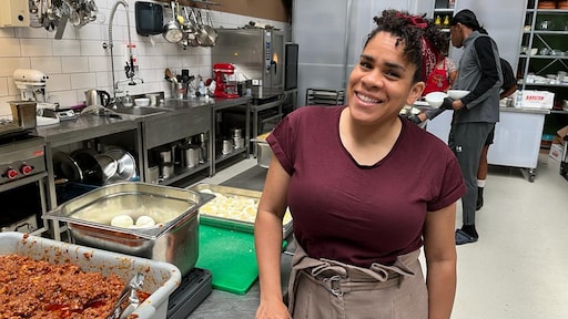 Ayra deelt Surinaams eten uit op Keti Koti: 'Leren over het slavernijverleden'