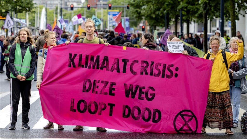 Extinction Rebellion wil snelweg blokkeren, grijpt politie sneller in dan bij boeren?