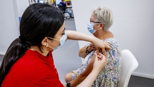 Eerste prikken bieden nauwelijks nog bescherming, zegt RIVM. Of is dat te stellig?