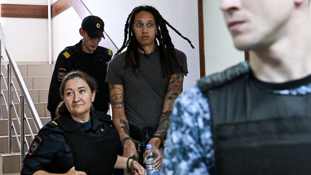 Basketbalster schrijft brief vanuit Russische cel: 'Biden, vergeet mij niet'