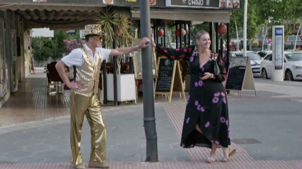 Feestbeest John de Bever zet Benidorm op z'n kop in glitterpak