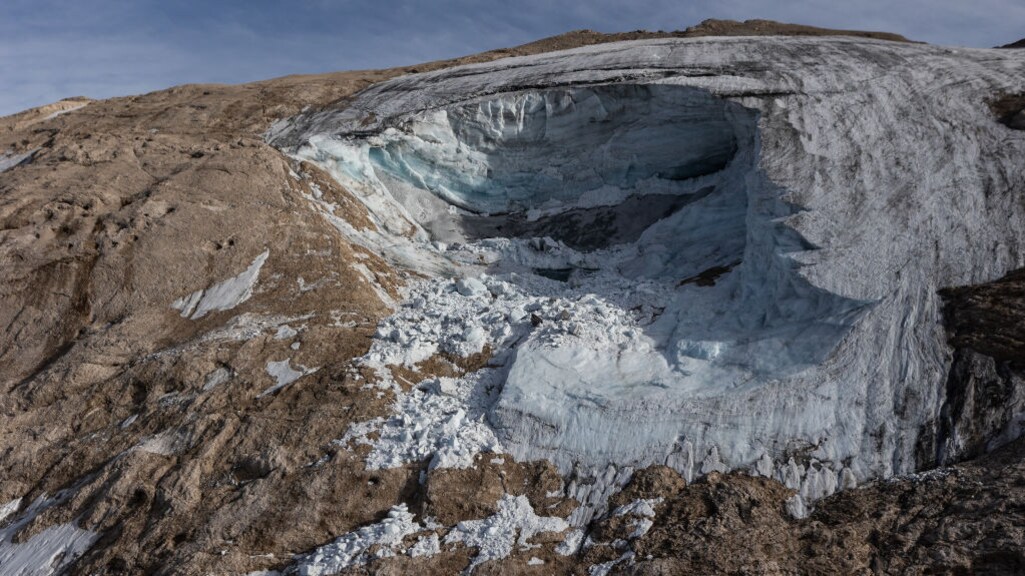Door de gletsjerbreuk is een krater ontstaan van 80 meter hoog, 200 meter breed en 60 meter diep.