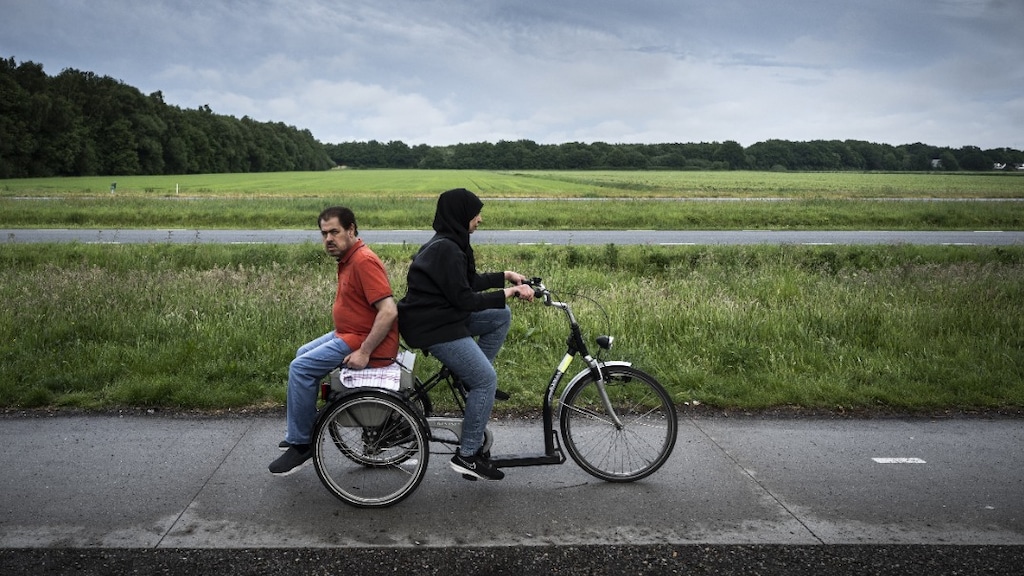 Vluchtelingen op de fiets in Ter Apel.