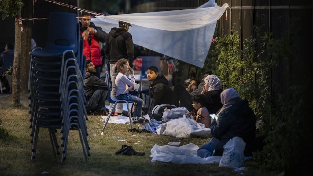 Asielzoekers slapen vanwege de drukte buiten op de grond bij het aanmeldcentrum in Ter Apel.