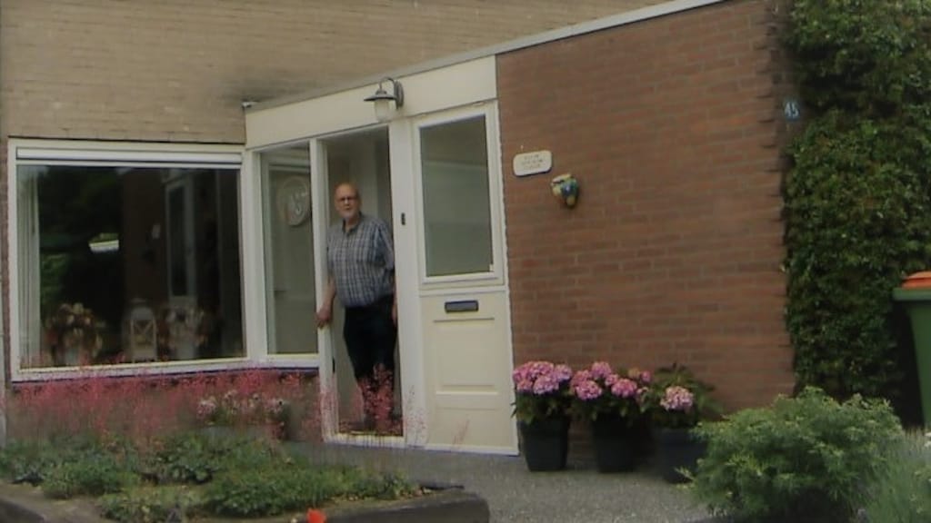 Piet Dekker bij zijn huidige woning.