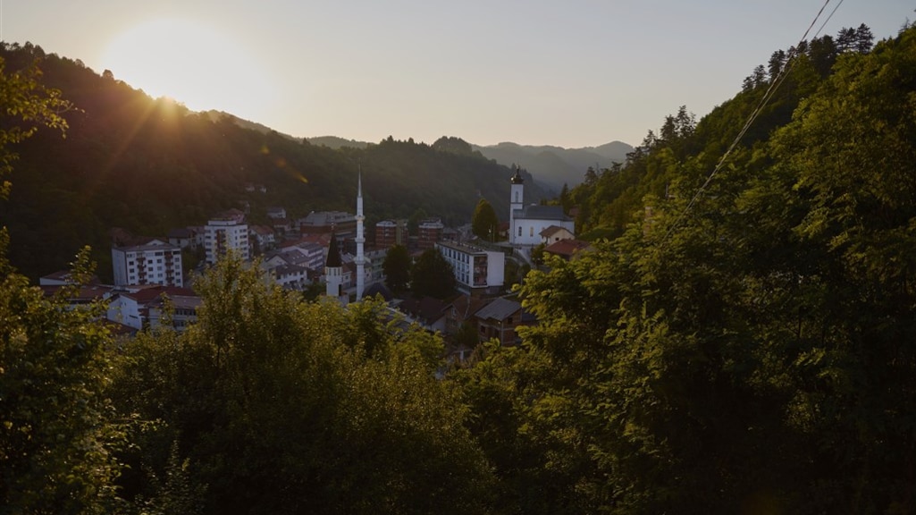 Srebrenica ligt in een bosrijk en heuvelachtig gebied.