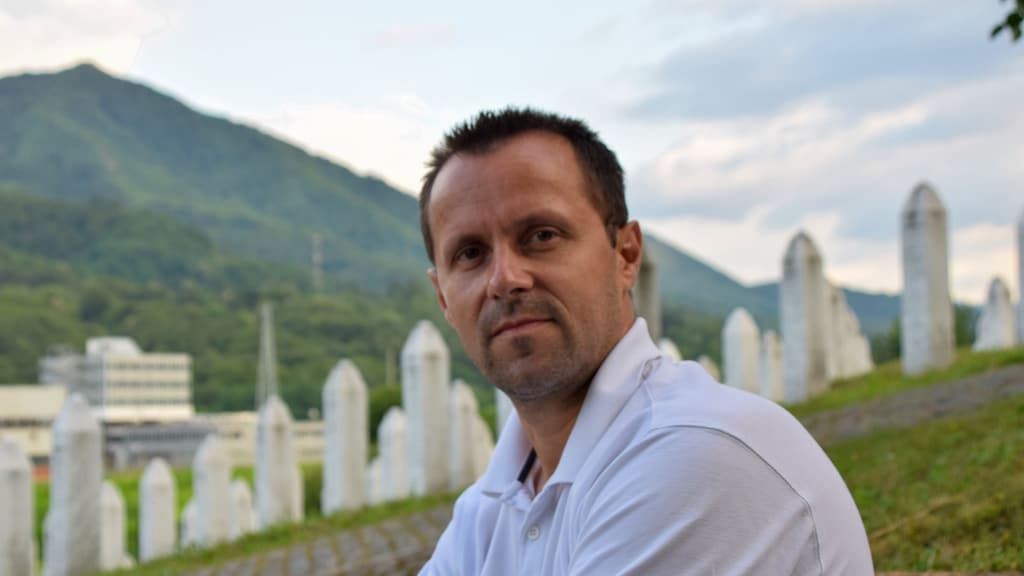 Nedžad lag tussen de lichamen in Srebrenica: 'Ik wil de waarheid vertellen'