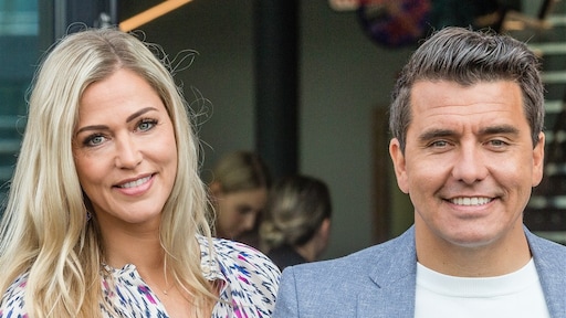 Jan Smit zet jarige vrouw in het zonnetje: 'Mijn grote liefde'