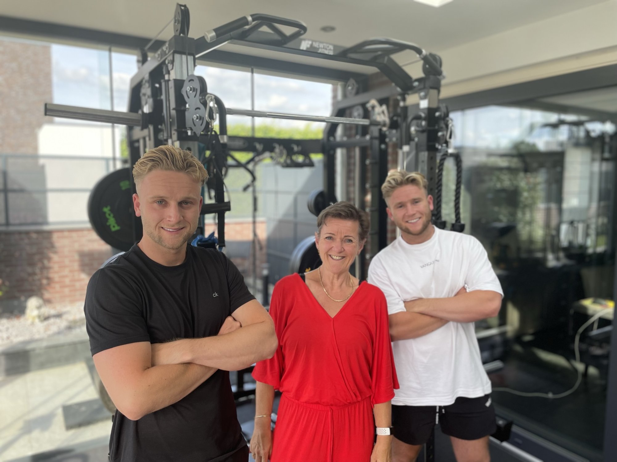 Carla met haar twee zoons, met wie ze nu een coachingsbedrijf runt.