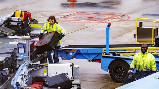 Icelandair stuurt eigen mensen mee naar Schiphol om bagage te lossen