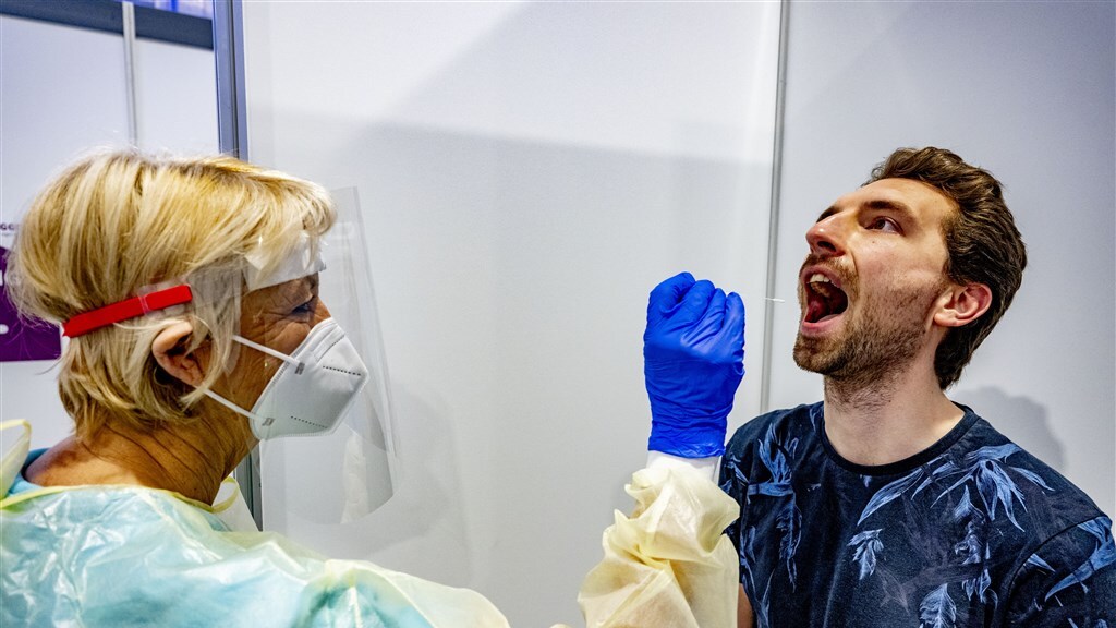 RIVM: lichte stijging van aantal nieuwe coronagevallen, R-getal zakt naar 1,01