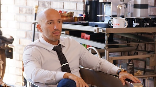 Selling Sunset-ster Jason Oppenheim zoenend gespot met model