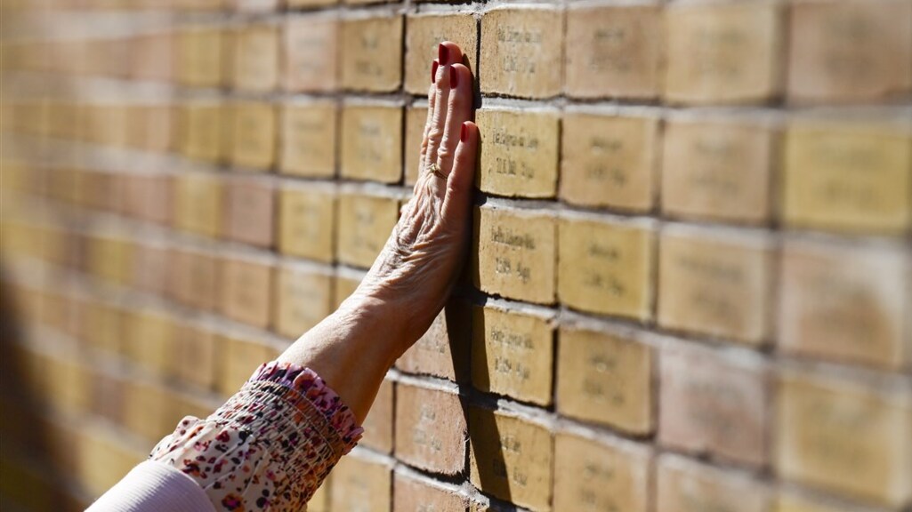 Makers antisemitische graffiti naar Holocaustmonument: helpt zo'n straf