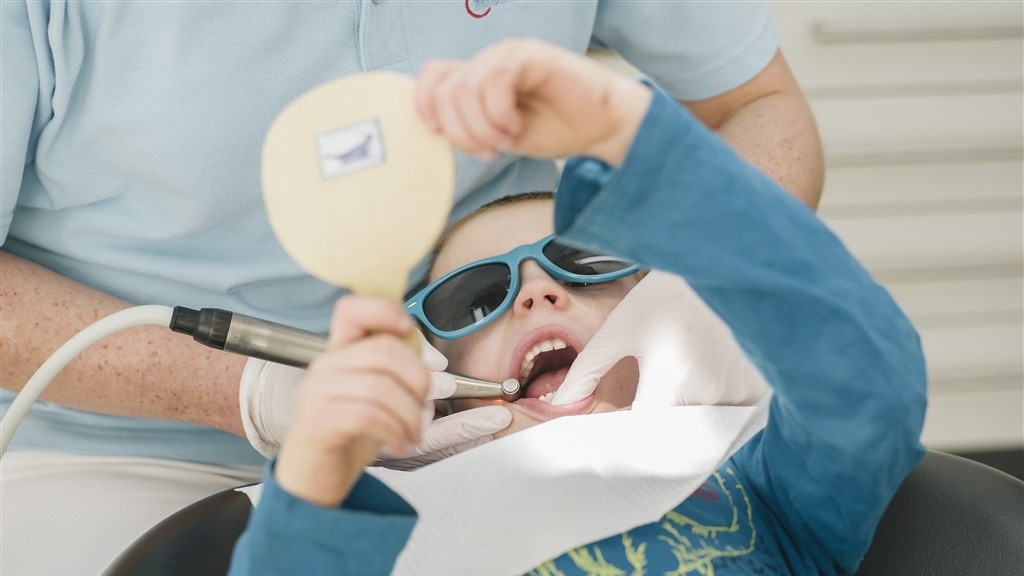1 op 5 kinderen gaat niet op controle: Schouten wil terugkeer van schooltandarts
