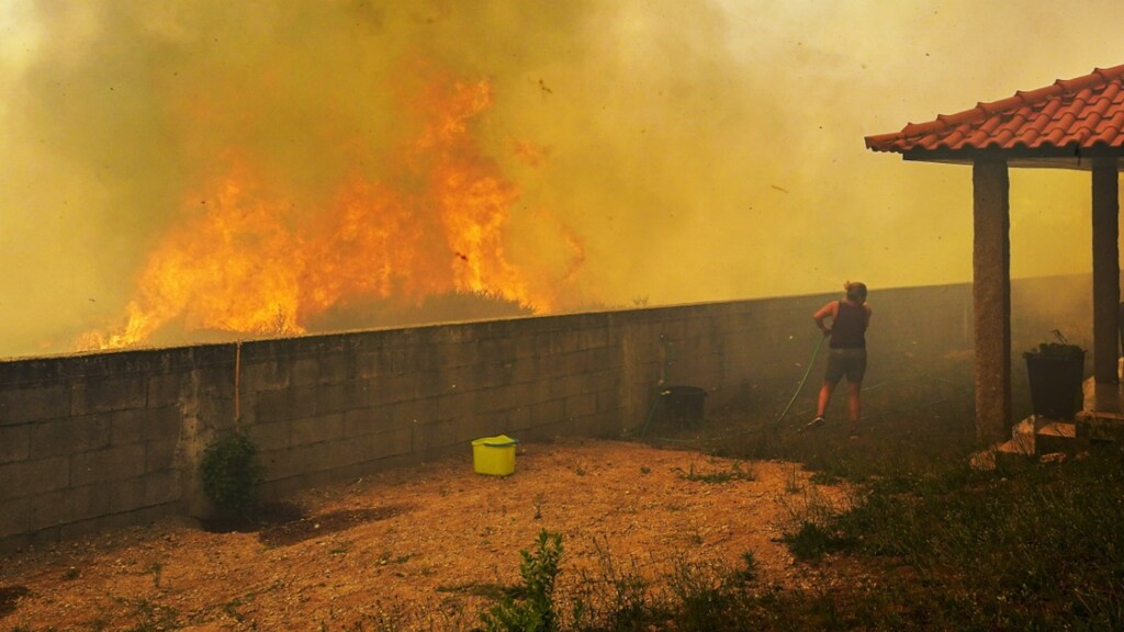 De vlammen bedreigen een huis in het noorden van Portugal.