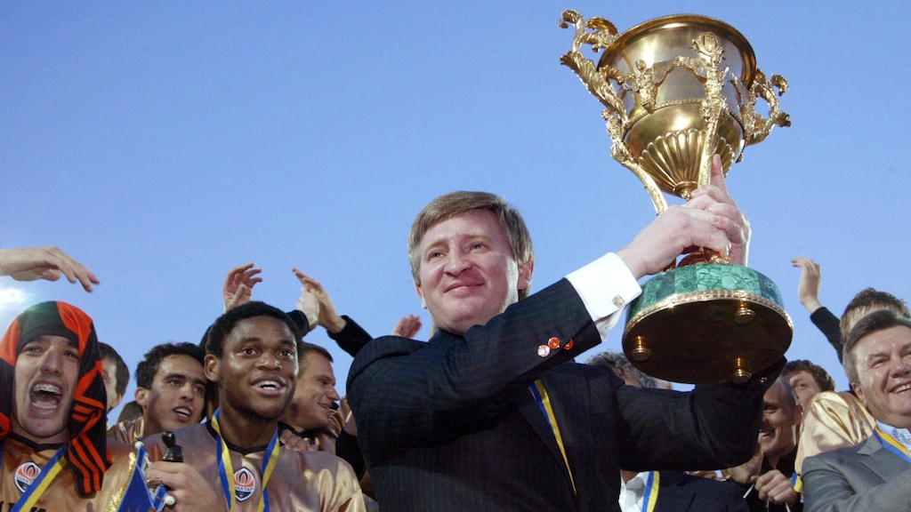 Rinat Achmetov viert het kampioenschap van Sjachtar Donetsk in 2008, samen met spelers en voormalige president Viktor Janoekovitsj (rechts in beeld)
