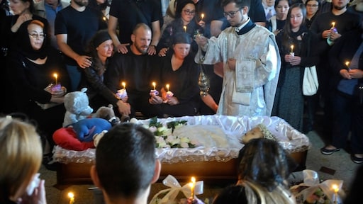 Familieleden begraven Liza (4) die omkwam bij Russische raketinslag