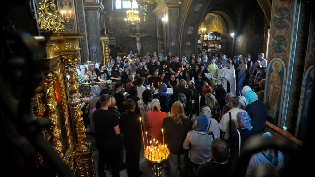 De begrafenis van Liza werd door tientallen familieleden en omwonenden bezocht.