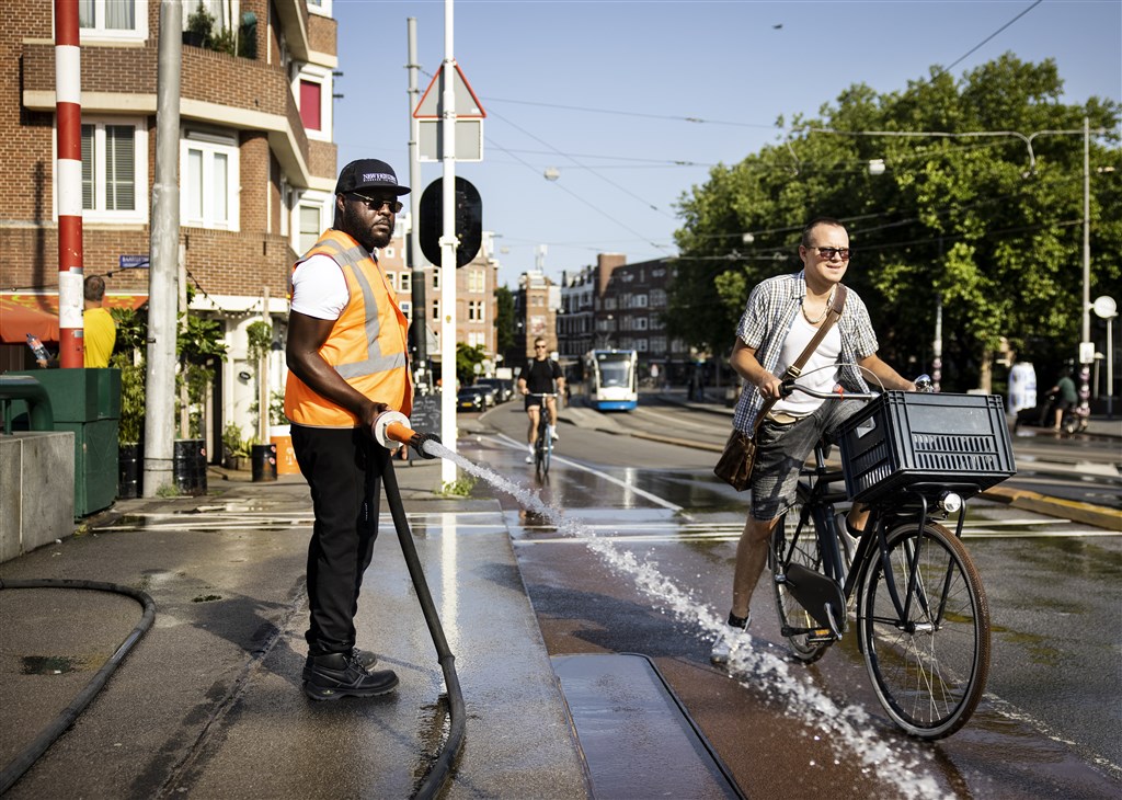 Nu met 30 graden al tropisch in De Bilt, vanmiddag lokaal 40 graden mogelijk