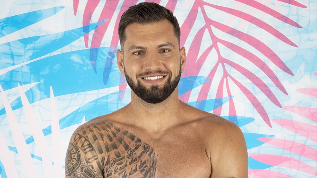 'Dekhengst' Rick zet de boel op stelten in Love Island