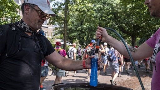 Veel Vierdaagselopers flauwgevallen of oververhit, 1490 mensen uitgevallen