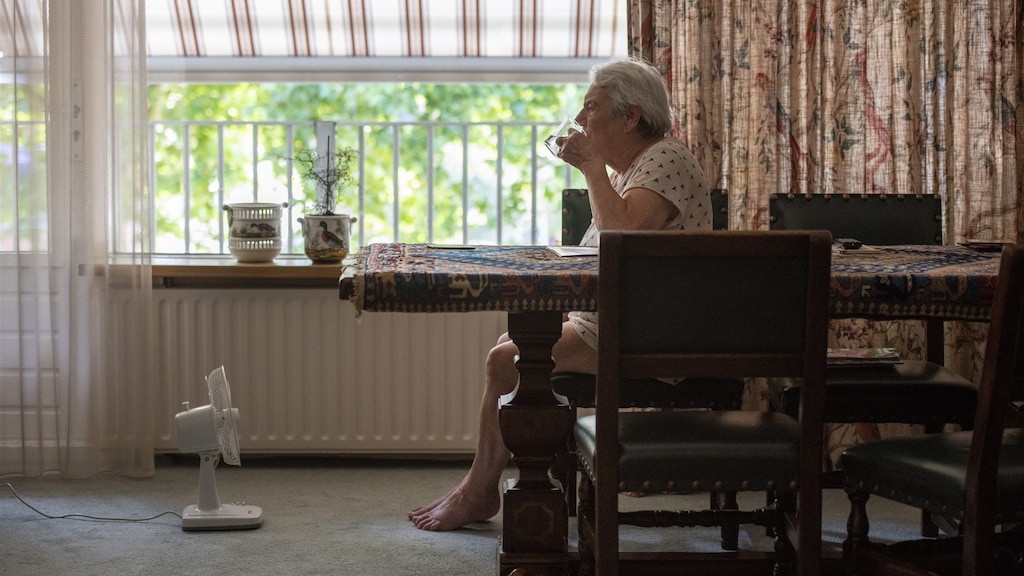 Een oudere dame in huis tijdens een hittegolf. Extreem warm weer kan vooral gevaarlijk zijn voor oudere mensen en crhonisch zieken.