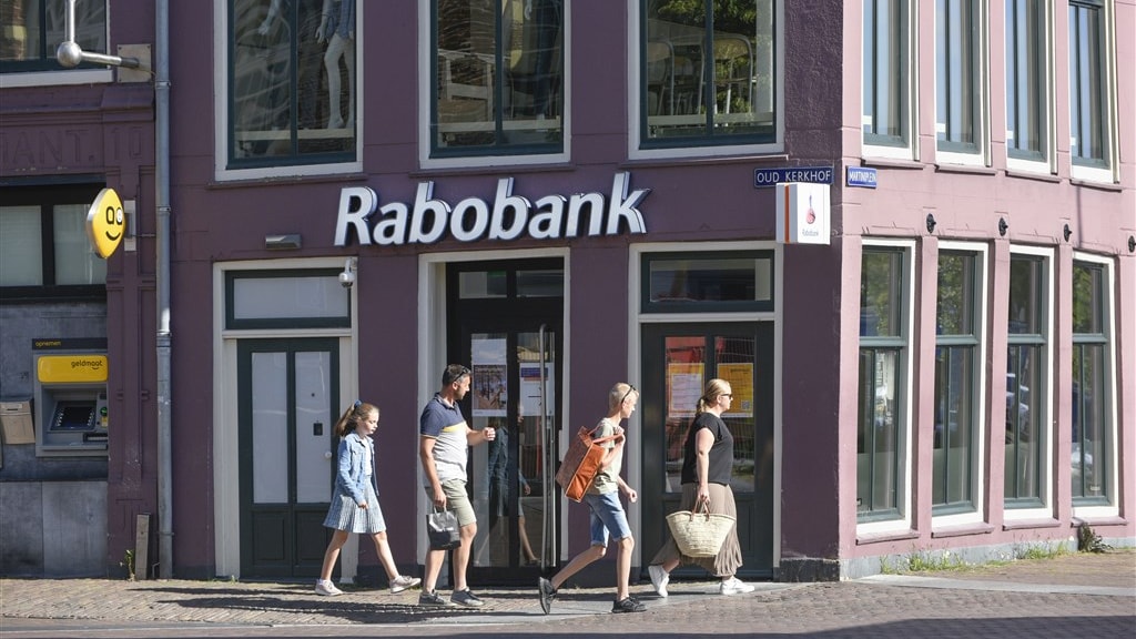 Rabobank stopt met rekenen negatieve rente op spaargeld
