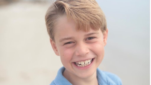 Prins George heeft lach van oor tot oor op nieuw verjaardagskiekje