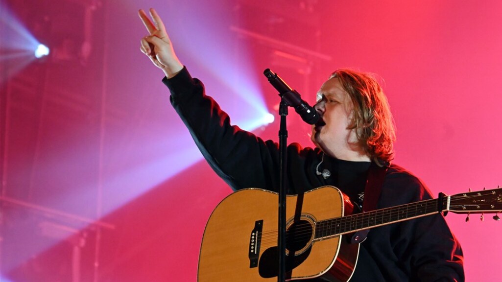 Zanger Lewis Capaldi 'te lui' om nieuwe muziek te maken