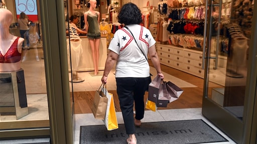 Airco aan, winkeldeuren dicht: moet dat ook in Nederland verplicht worden?