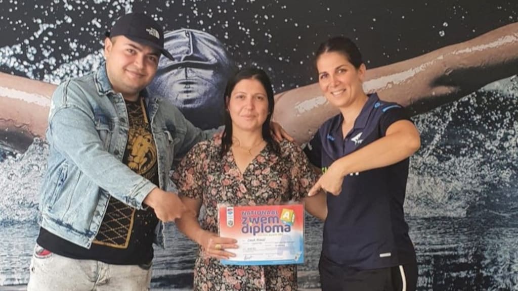 Moeder van Syrische jongen die in 2017 verdronk, haalt zwemdiploma A