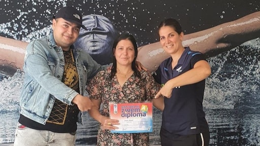 Moeder van Syrische jongen die in 2017 verdronk, haalt zwemdiploma A